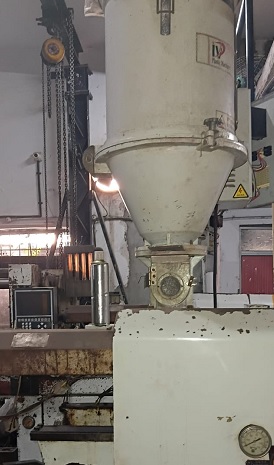 Po Yuen 100 Ton Injection Moulding Machine - 2